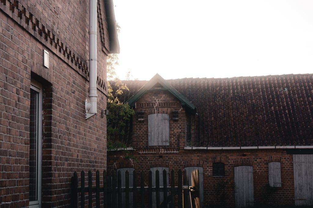 Farbiges Bild vom Eingang des Hof Kastania